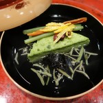 草喰 なかひがし - 蓋の蟹が可愛い♪
      よもぎの水無月の入ったお吸い物