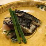 よし澤 - サワラの藁焼き 三重県鳥羽産のサゴシ ワサビとニンニク