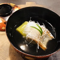 よし澤 - 房州竹岡産タチウオ 白髪葱 福岡県博多産翡翠茄子 利尻昆布と鮪出汁 柚子の香り