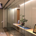 Marunouchi Icchoume Shichijuunikou - 外観 お隣はカントニーズ 燕 ケン タカセさん 久しぶりに中華も食べたくなりました♪