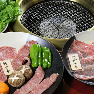 焼肉はセットが4種、コースが2種。他、鍋コースもございます。