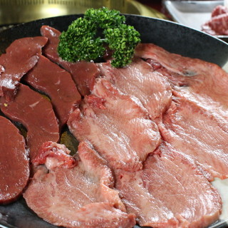 非常に希少な和牛の生タン、生ハラミや国産ホルモン