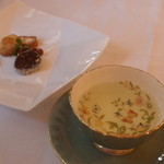 RISTORANTE REGA - プティフールとアップルミントティー