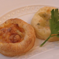 RISTORANTE REGA - マルゲリータとゴルゴンゾーラチーズのピッツェティ；アップ
