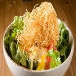Hakata Shoumon - 笑門オリジナルのタルタルソースとパリパリ麺の相性が抜群のサラダ！一度食べたらハマります♪