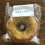 ぜろどーなつ - アールグレイ180円。ベルガモットのいい香りが口に広がる。牛乳と食べたらミルクティーみたい。茶葉が口に残ることもなく食べやすかった。