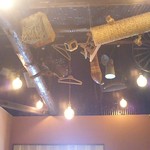 NANONI - 天井には…
      椅子やらハンガーやら…色んなものがぶら下がってます(o´罒`o)