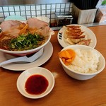 丸醤屋 - 餃子定食は醤油ラーメン、餃子、ご飯、沢庵は席に常備