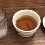 神戸灘八 - スープとレモンもサービスです。