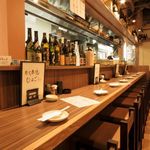 Kushiyaki Jingo - 【仕事終わりのサク飲みに☆】カウンター席では、調理を目の前で楽しみながらお食事をご堪能いただけます。お一人様でもお気軽にゆっくりとお食事をお楽しみ頂けます♪デートにも最適！ぜひご利用ください！