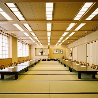 地域最大級の大人数宴会部屋。
                                          最大60名様迄ご利用可能です。