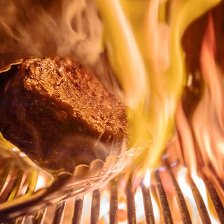 プリミティブな炭火焼きとパスタ