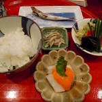 草喰 なかひがし - 丸干しも美味しいご飯物、熟し柿をかけたお新香はいいお味