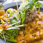 チベットチベット - 旬野菜と赤鶏のイエローカレープレート1,000円。