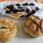 パン屋さん 結 - 左;チキンカレーぱん¥250、中央;ツイストぶどうぱん¥260、右;めろんぱん¥180