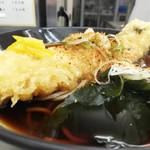 日栄軒 - アナゴ天そば¥550 ホリゾンタルアングル