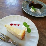 リトルカフェ ポルタ - ベイクドチーズケーキと豆腐のヘルシーチョコケーキ