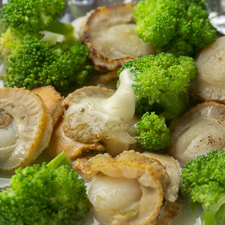 こだわりの食材を使用した一工夫ありの鉄板焼きをご提供。