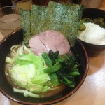 武道家 賢斗 - ラーメン 並盛り 麺固め キャベツまし 750円