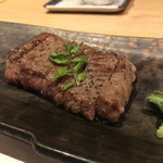 神戸牛 しゃぶしゃぶ おもき 離れ - 神戸牛赤身ステーキ。
            美味し。