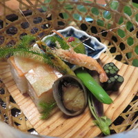 心根 - 蕨有明海苔巻き　室戸とこぶし　筍木の芽焼　鱒寿司