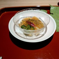 杦 - 先付けは蒸し鮑に醤油出汁の葛餡、キュウリやパプリカかな
