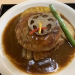 ごはんや 橘 - メインのハンバーグ。盛り付けもキレイでバランスも良い。