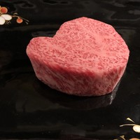銀座うかい亭 - 田村牧場の但馬牛。お肉は脂身を削ぎ落として筋肉質になったような綺麗なバラ色。それもハート♥️型というお洒落感。
