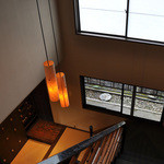 嵐山よしむら - 2階から1階の店舗入口付近を臨む