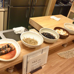 千代娘 - カウンターずらり並ぶ美味しそうなおばんざい