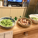 千代娘 - カウンターずらり並ぶ美味しそうなおばんざい