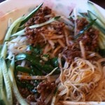 中国家庭料理 神洲之華 - ニラ、胡瓜、モヤシがトッピング