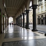 Cantine Barbaroux - 柱廊を歩く