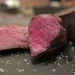 あもん ヨコ - 炉釜焼き塊肉ステーキ　ズームアップ