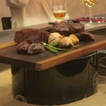 あもん ヨコ - 炉釜焼き塊肉ステーキ完成