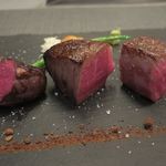 あもん ヨコ - 炉釜焼き塊肉ステーキ　ズームアップ