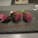 あもん ヨコ - 炉釜焼き塊肉ステーキ　ズームアップ