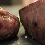 あもん ヨコ - 炉釜焼き塊肉ステーキ　ズームアップ