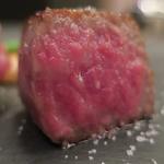 あもん ヨコ - 炉釜焼き塊肉ステーキ　ズームアップ