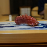 Osakananooishiiomiseuoshi - 熟成15日の中トロ（塩釜水揚げ本鮪）さすがに煮切りは豪快にぬりました
