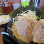 家系ラーメン 町田商店 - MAXラーメン（チャーシュー3枚・味玉1個・海苔6枚）950円に白髪ネギ150円トッピング ＋ライス100円