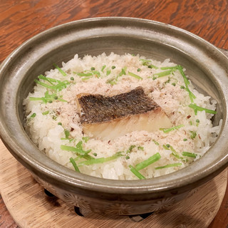 Sea bream rice made with all the charm of sea bream, luxurious steamed steamed sea bream