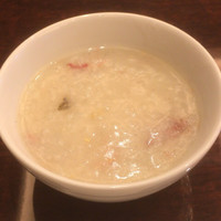 中国料理 王宮 - 中華粥。少しは余ったエビの衣と一緒に。