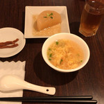 四川雅園 - 今週の定食のスープ・漬物・小皿