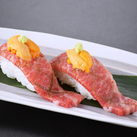 生うに載せ　極上飛騨牛炙り握り（2貫）