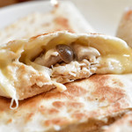 エルパソ - キノコ＆チキンのケサディアセット@税込950：断面