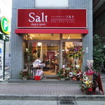Salt - お店の前面が雑貨屋、奥がカフェ