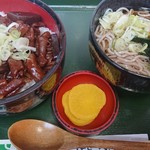 丸太屋 - どて丼、ミニ麺(コロ蕎麦)(税込600円)