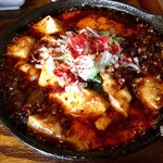 麻婆豆腐 かん - 甜麺醤のしっかり濃いベースに豚ひき肉たっぷりと絹ごし豆腐。中辛程度でお好みで卓上の花山椒をどうぞ。ご飯のすすむ麻婆豆腐です。