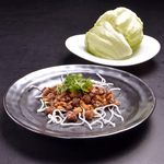 Stir-fried Japanese black beef minced meat wrapped in lettuce
